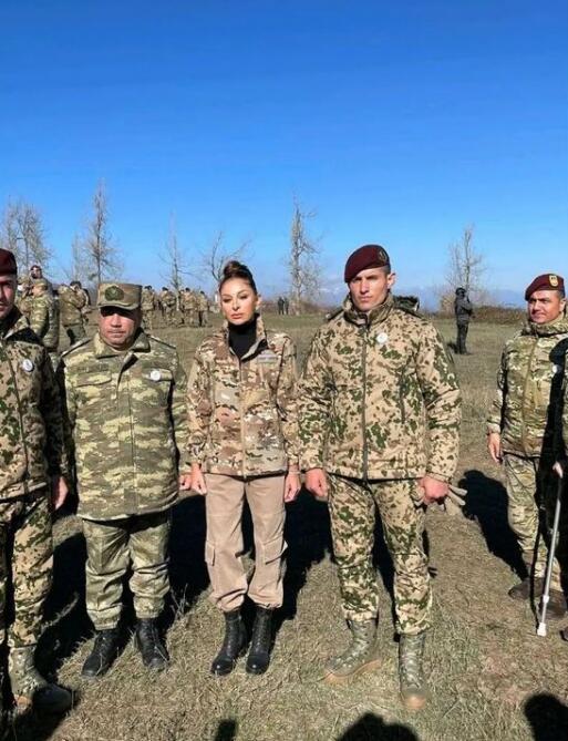Первый вице-президент Мехрибан Алиева поделилась снимками с солдатами и офицерами ВС Азербайджана на Джыдыр дюзю