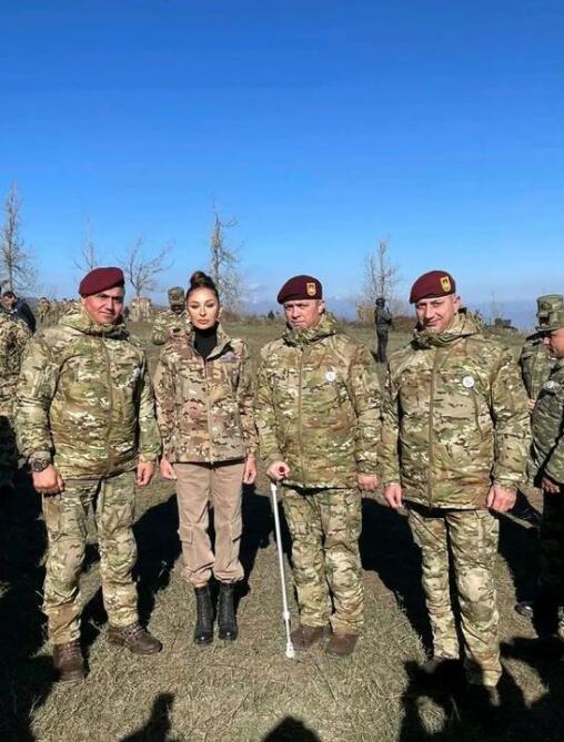 Первый вице-президент Мехрибан Алиева поделилась снимками с солдатами и офицерами ВС Азербайджана на Джыдыр дюзю