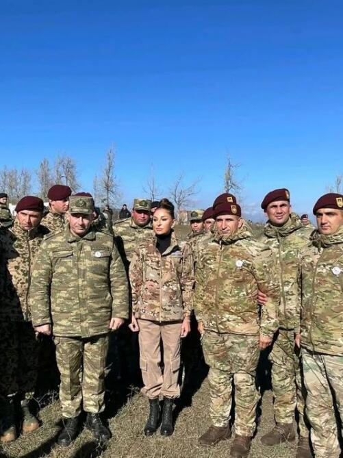 Первый вице-президент Мехрибан Алиева поделилась снимками с солдатами и офицерами ВС Азербайджана на Джыдыр дюзю