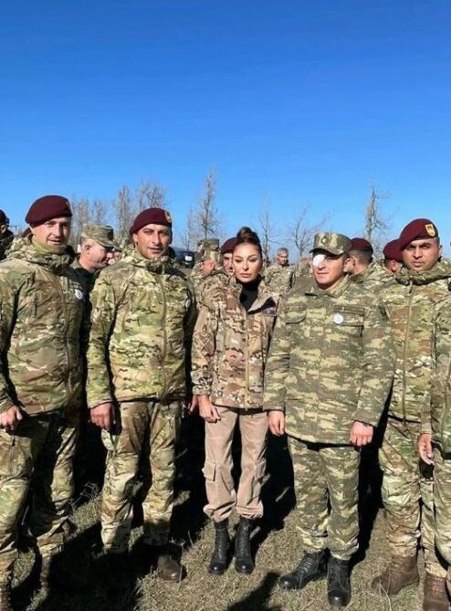 Первый вице-президент Мехрибан Алиева поделилась снимками с солдатами и офицерами ВС Азербайджана на Джыдыр дюзю