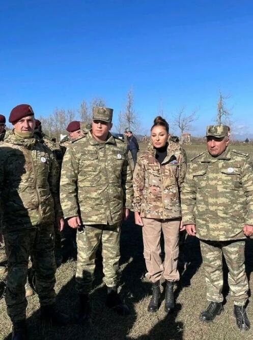 Первый вице-президент Мехрибан Алиева поделилась снимками с солдатами и офицерами ВС Азербайджана на Джыдыр дюзю