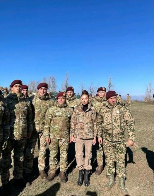 Первый вице-президент Мехрибан Алиева поделилась снимками с солдатами и офицерами ВС Азербайджана на Джыдыр дюзю