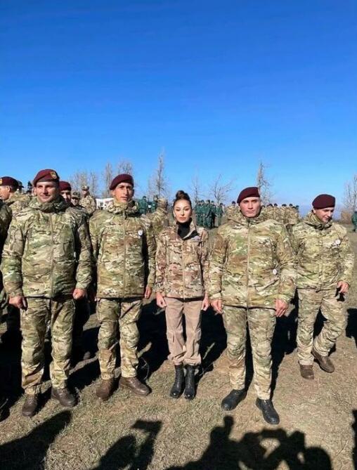 Первый вице-президент Мехрибан Алиева поделилась снимками с солдатами и офицерами ВС Азербайджана на Джыдыр дюзю