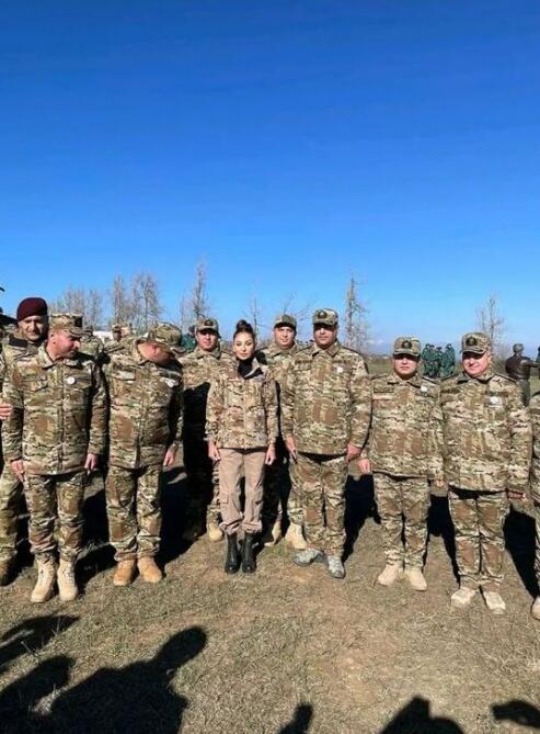 Первый вице-президент Мехрибан Алиева поделилась снимками с солдатами и офицерами ВС Азербайджана на Джыдыр дюзю
