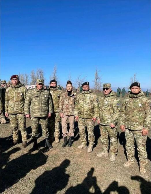 Первый вице-президент Мехрибан Алиева поделилась снимками с солдатами и офицерами ВС Азербайджана на Джыдыр дюзю
