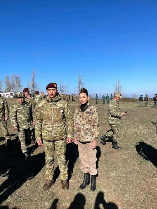 Первый вице-президент Мехрибан Алиева поделилась снимками с солдатами и офицерами ВС Азербайджана на Джыдыр дюзю