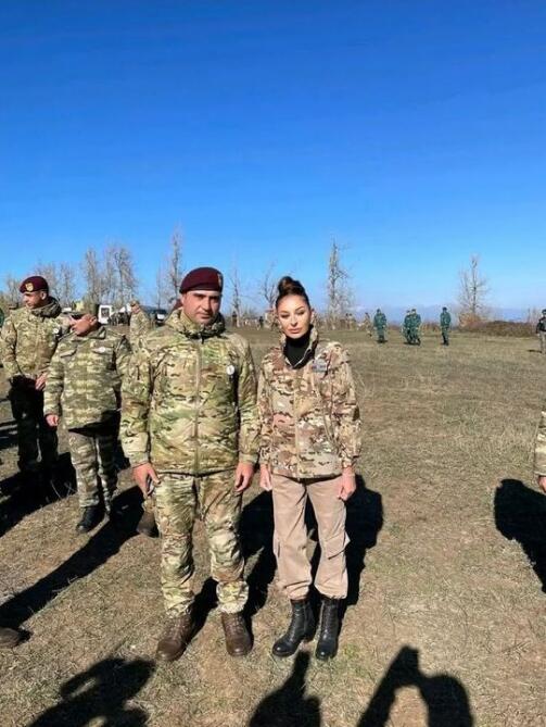 Первый вице-президент Мехрибан Алиева поделилась снимками с солдатами и офицерами ВС Азербайджана на Джыдыр дюзю