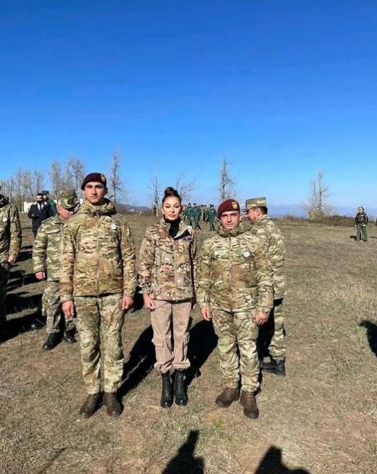 Первый вице-президент Мехрибан Алиева поделилась снимками с солдатами и офицерами ВС Азербайджана на Джыдыр дюзю