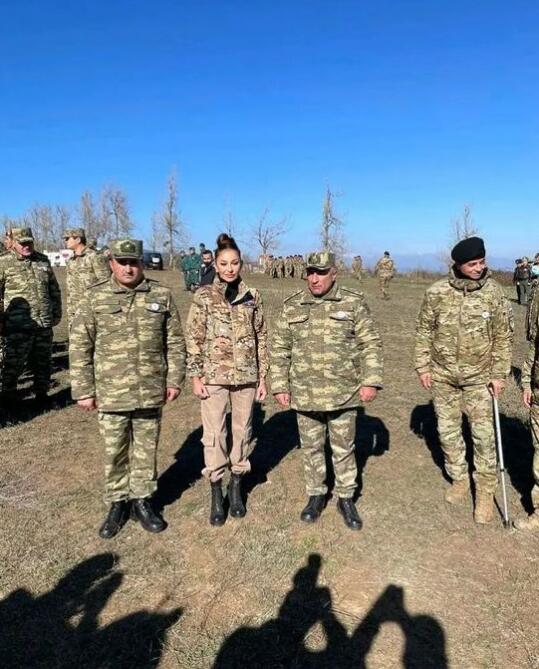 Первый вице-президент Мехрибан Алиева поделилась снимками с солдатами и офицерами ВС Азербайджана на Джыдыр дюзю
