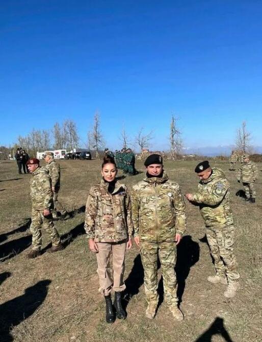 Первый вице-президент Мехрибан Алиева поделилась снимками с солдатами и офицерами ВС Азербайджана на Джыдыр дюзю