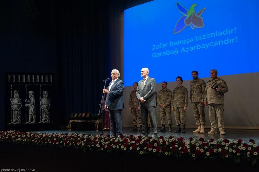 В Баку для семей шехидов и ветеранов Отечественной войны представлен спектакль "Карабахнаме"