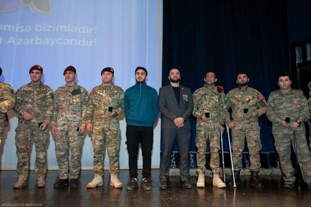 В Баку для семей шехидов и ветеранов Отечественной войны представлен спектакль "Карабахнаме"