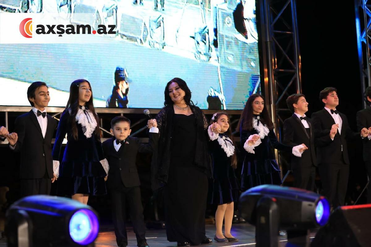 Bulvarda Zəfər Günü üçün səhnəyə çıxdılar
