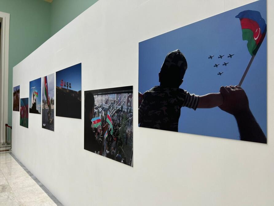 В Москве открылась фотовыставка, посвященная Дню Победы и Дню Государственного флага Азербайджана