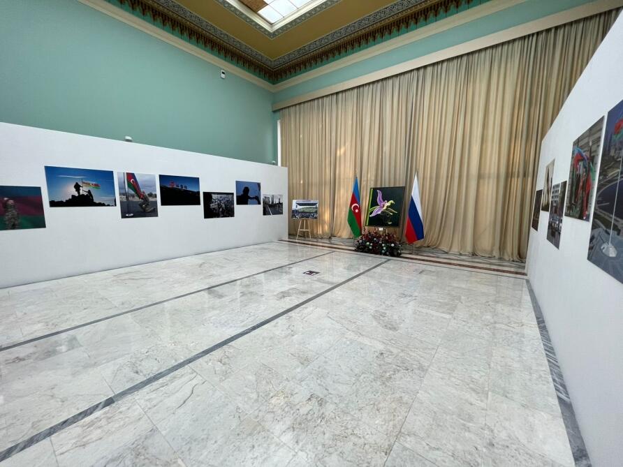 В Москве открылась фотовыставка, посвященная Дню Победы и Дню Государственного флага Азербайджана