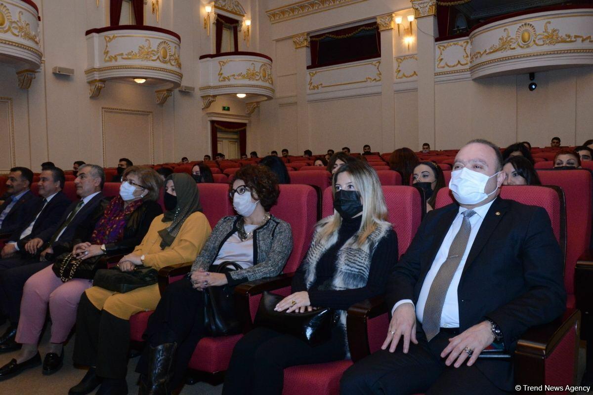 В Баку состоялся показ спектакля "Трагедия в Наргине"