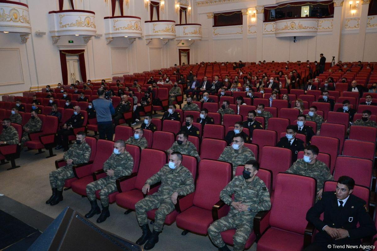 В Баку состоялся показ спектакля "Трагедия в Наргине"