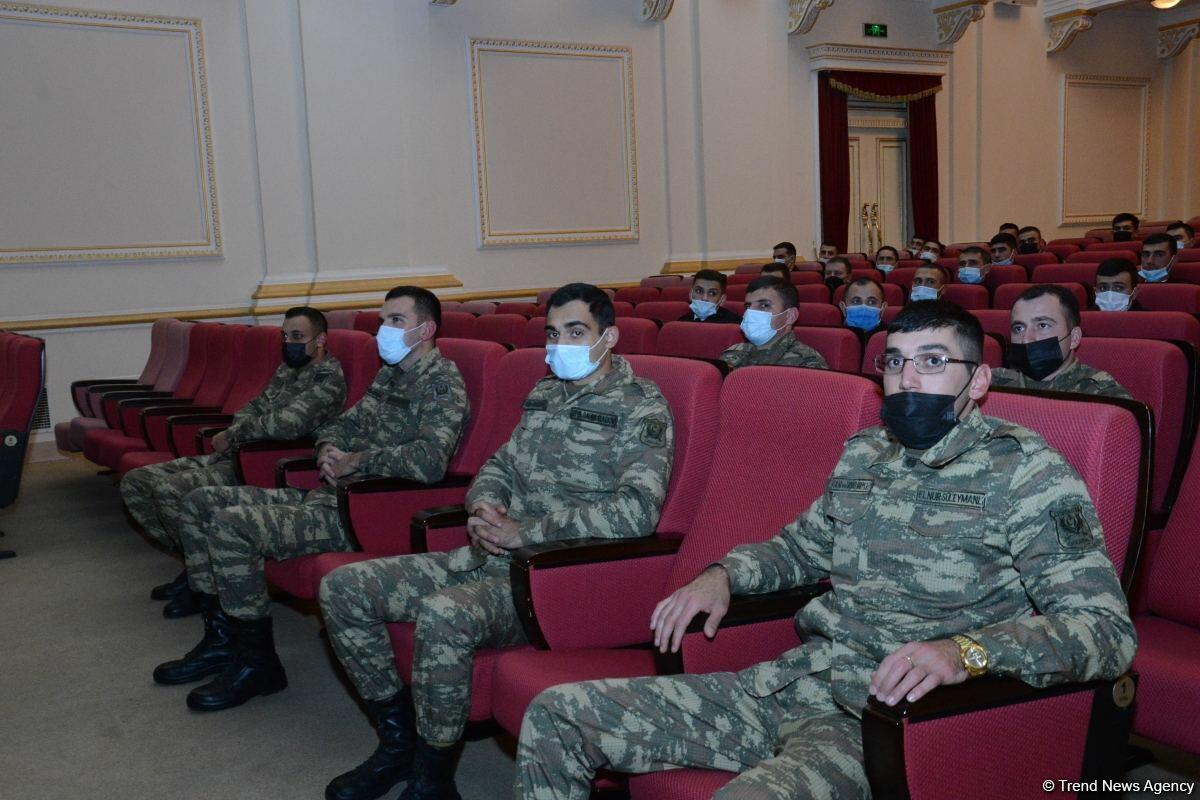 В Баку состоялся показ спектакля "Трагедия в Наргине"