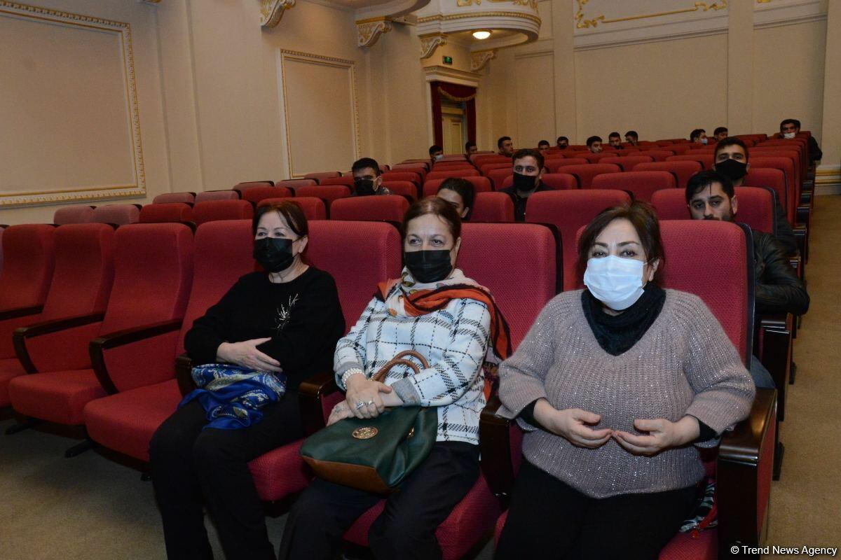 В Баку состоялся показ спектакля "Трагедия в Наргине"
