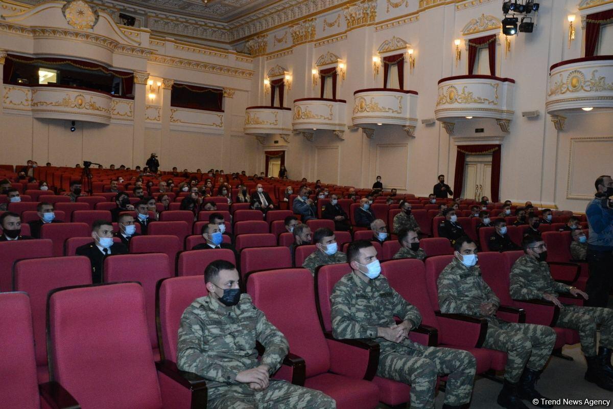 В Баку состоялся показ спектакля "Трагедия в Наргине"