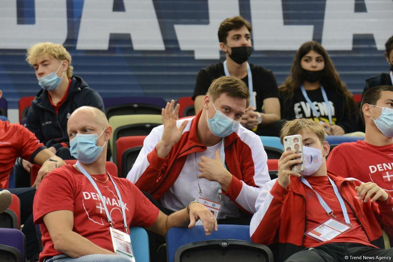 В Баку стартовал первый день соревнований 35-го чемпионата мира по прыжкам на батуте
