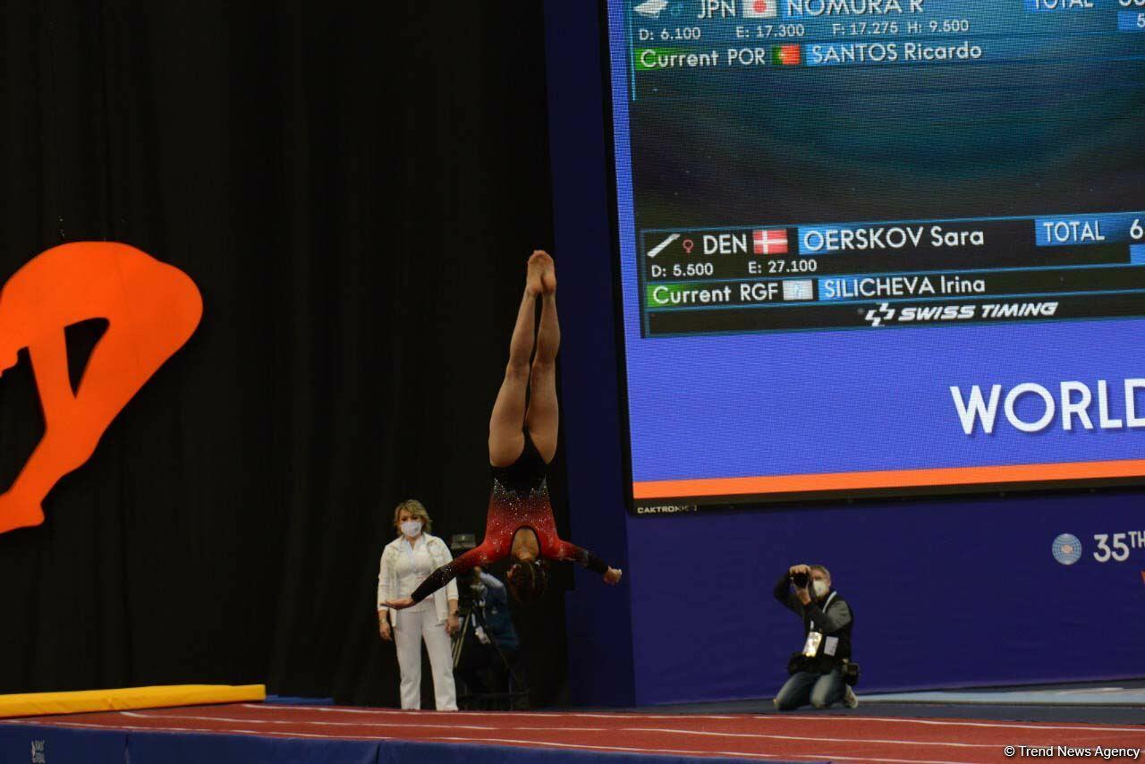 В Баку стартовал первый день соревнований 35-го чемпионата мира по прыжкам на батуте