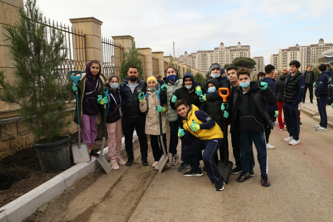 В рамках ЧМ по прыжкам на батуте и тамблингу в Баку прошла акция по посадке деревьев