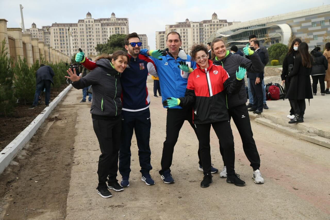 В рамках ЧМ по прыжкам на батуте и тамблингу в Баку прошла акция по посадке деревьев