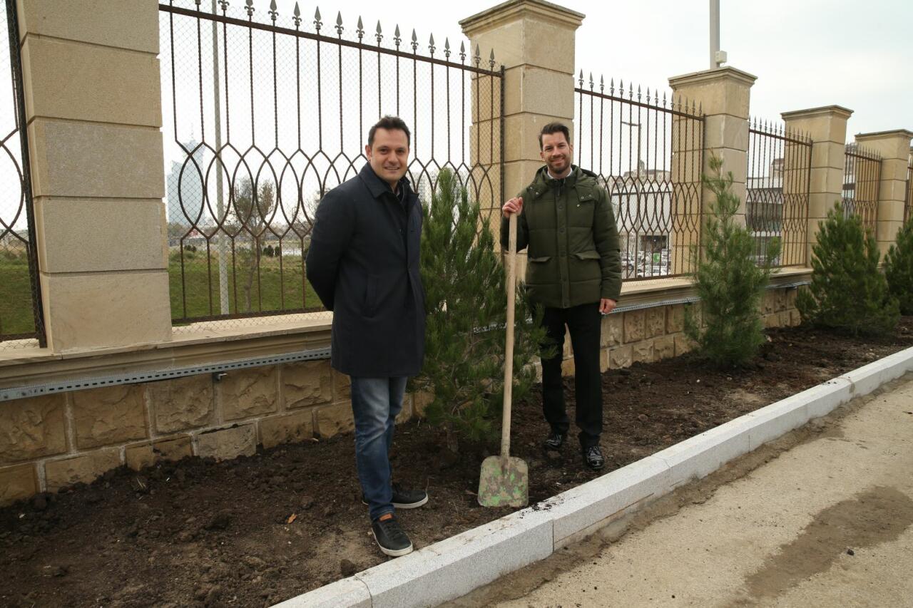 В рамках ЧМ по прыжкам на батуте и тамблингу в Баку прошла акция по посадке деревьев