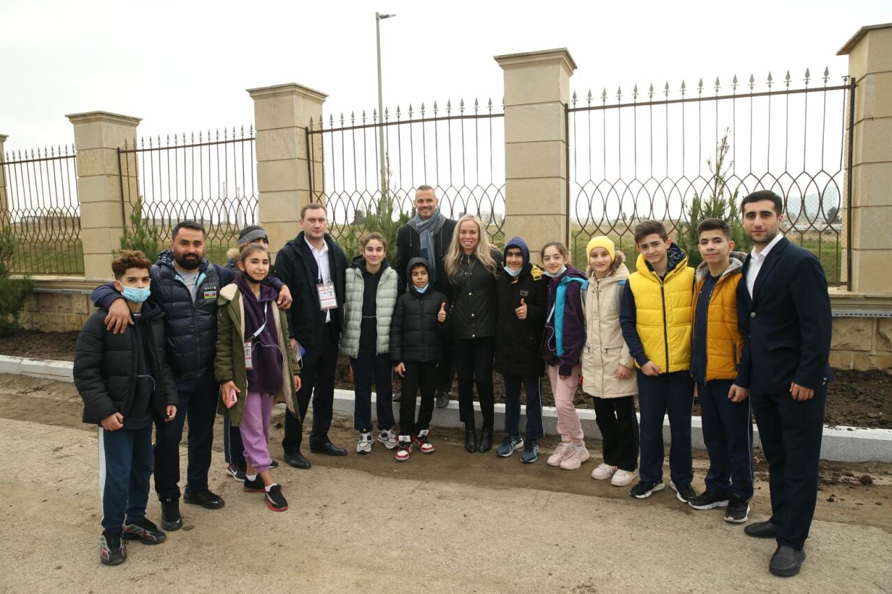 В рамках ЧМ по прыжкам на батуте и тамблингу в Баку прошла акция по посадке деревьев