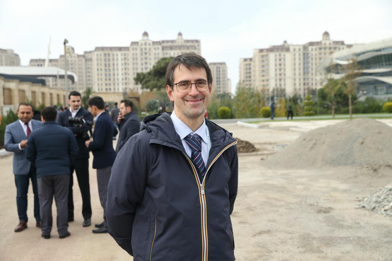 В рамках ЧМ по прыжкам на батуте и тамблингу в Баку прошла акция по посадке деревьев