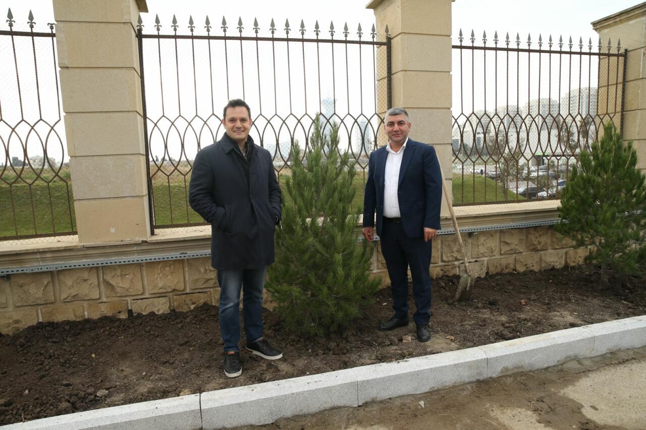В рамках ЧМ по прыжкам на батуте и тамблингу в Баку прошла акция по посадке деревьев