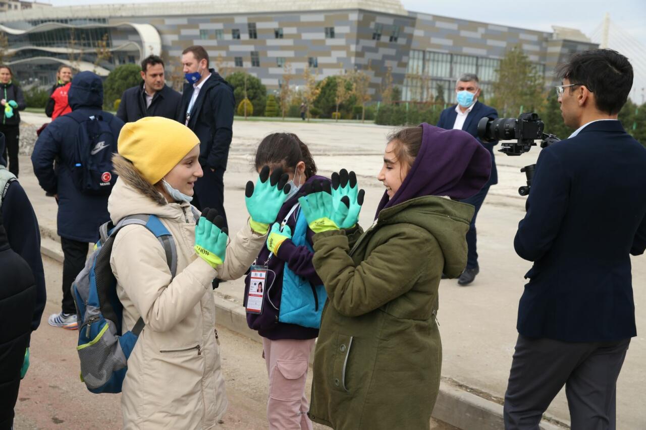 В рамках ЧМ по прыжкам на батуте и тамблингу в Баку прошла акция по посадке деревьев
