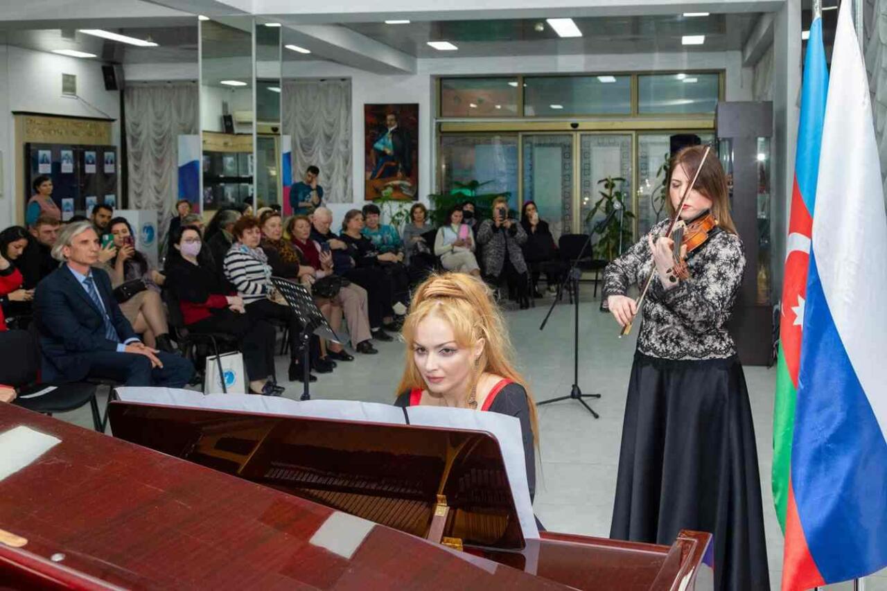 В Русском доме в Баку отметили 100-летний юбилей Бакинской музыкальной академии имени Узеира Гаджибейли