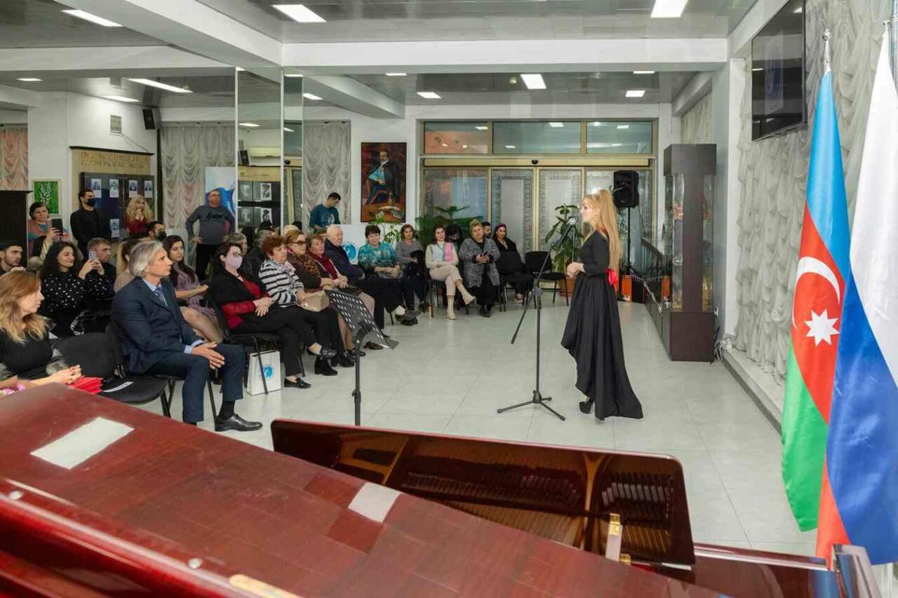 В Русском доме в Баку отметили 100-летний юбилей Бакинской музыкальной академии имени Узеира Гаджибейли