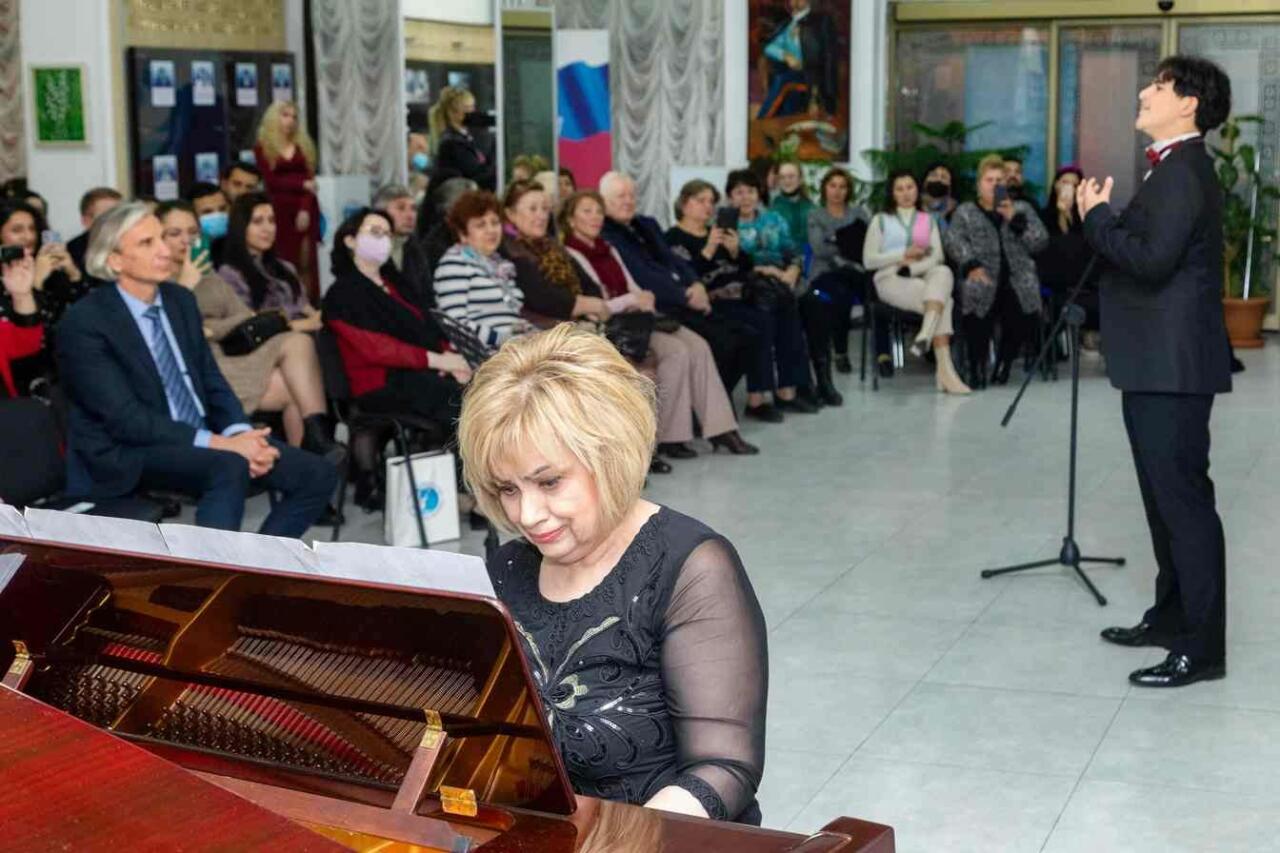 В Русском доме в Баку отметили 100-летний юбилей Бакинской музыкальной академии имени Узеира Гаджибейли