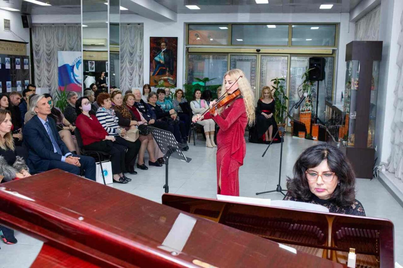 В Русском доме в Баку отметили 100-летний юбилей Бакинской музыкальной академии имени Узеира Гаджибейли