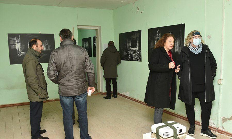 В старинной бане Гасым бека проходит Международная выставка современного искусства Şərq irsi