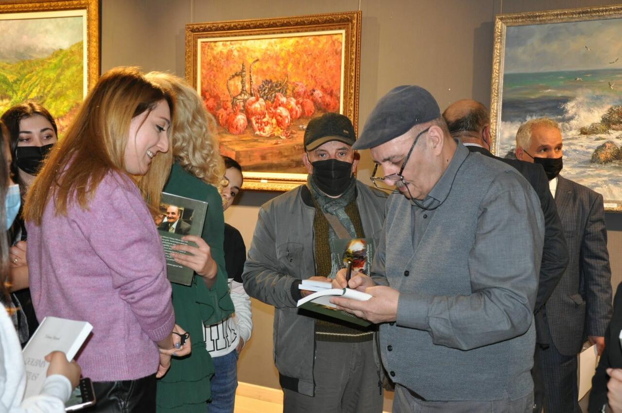 В Баку прошли презентация книги Qəlbimin palitrası и выставка художника и поэта Тельмана Аббасова