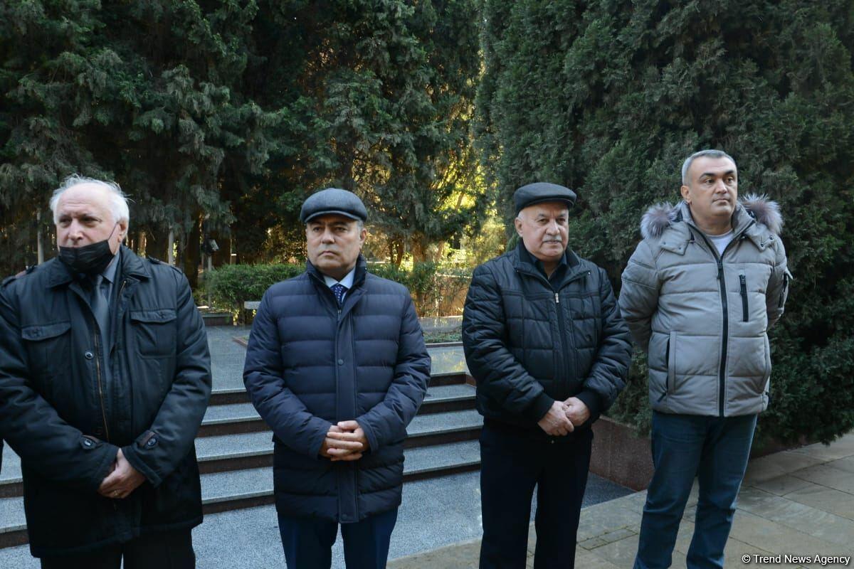 В Баку на Аллее почетного захоронения прошла церемония памяти Фикрета Амирова