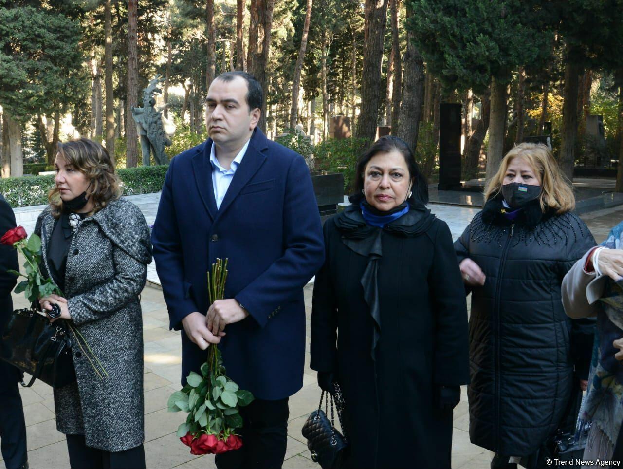 В Баку на Аллее почетного захоронения прошла церемония памяти Фикрета Амирова