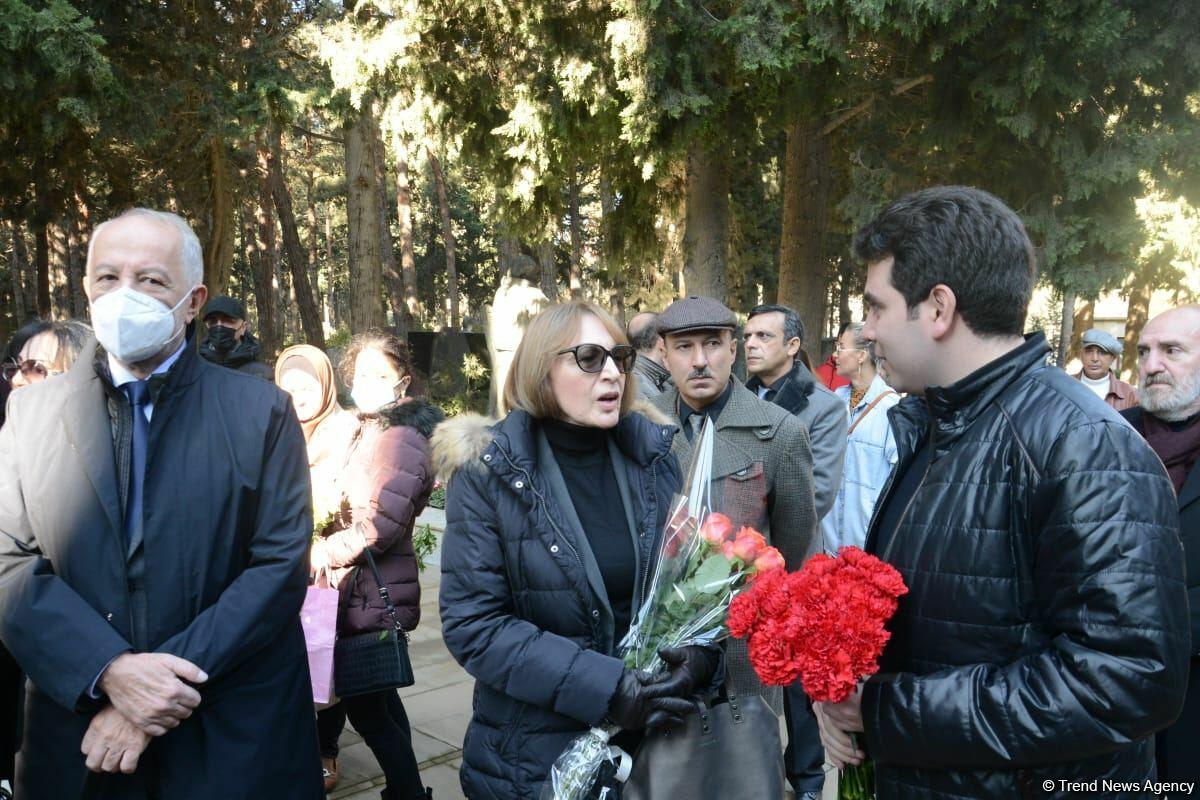 В Баку на Аллее почетного захоронения прошла церемония памяти Фикрета Амирова
