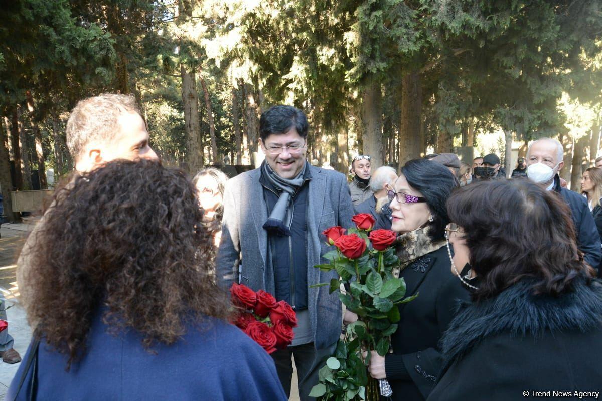 В Баку на Аллее почетного захоронения прошла церемония памяти Фикрета Амирова