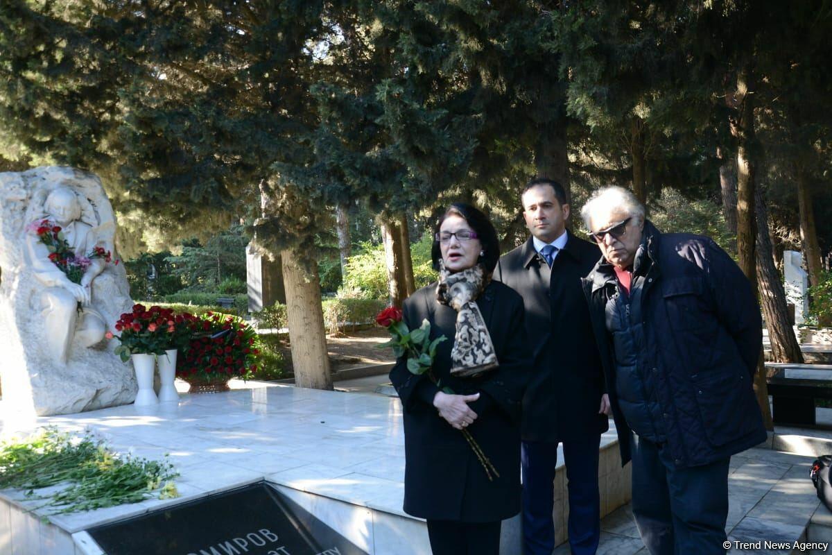 В Баку на Аллее почетного захоронения прошла церемония памяти Фикрета Амирова