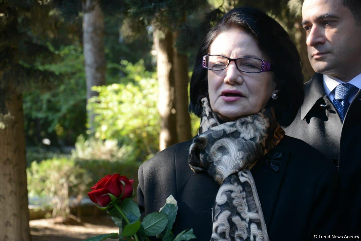 В Баку на Аллее почетного захоронения прошла церемония памяти Фикрета Амирова