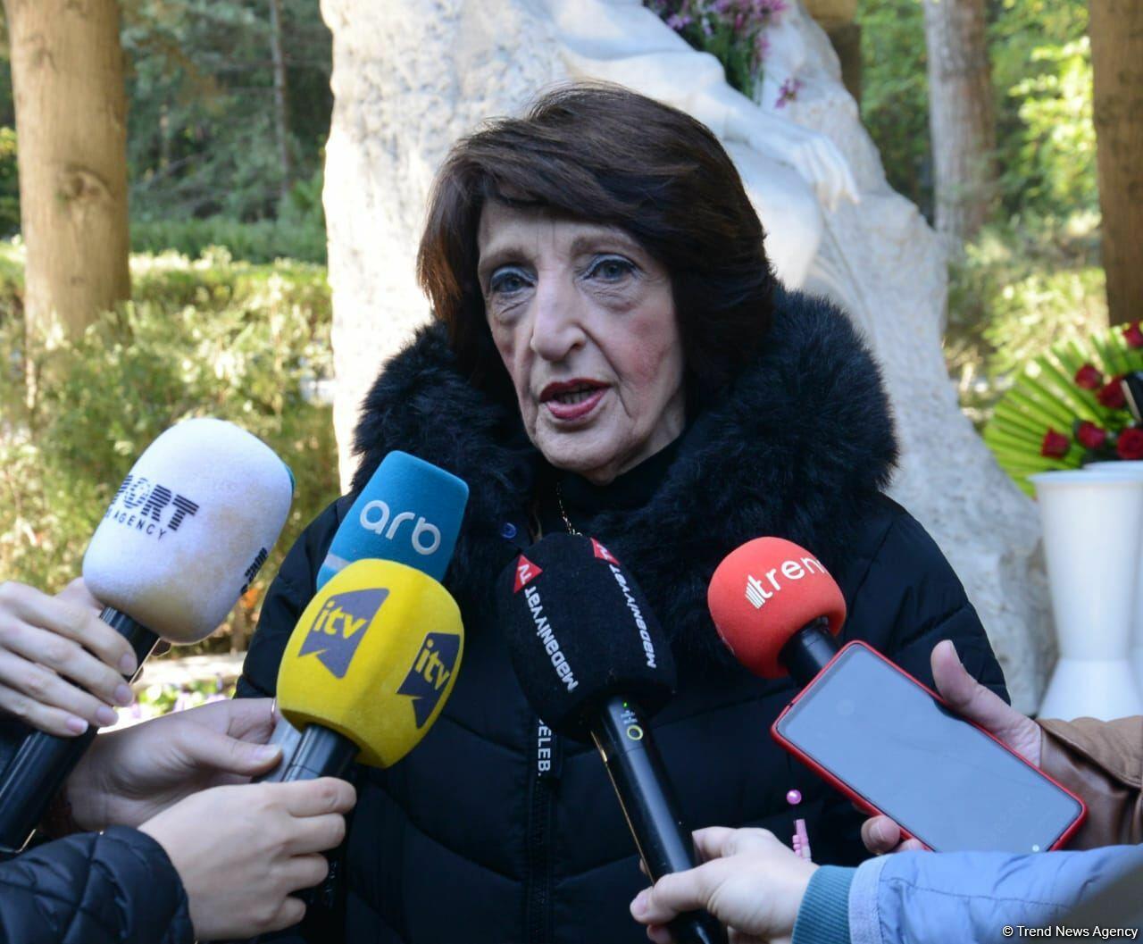 В Баку на Аллее почетного захоронения прошла церемония памяти Фикрета Амирова