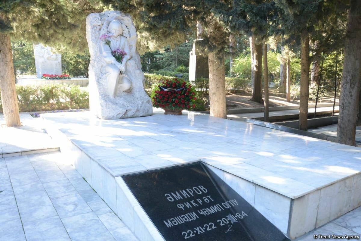 В Баку на Аллее почетного захоронения прошла церемония памяти Фикрета Амирова