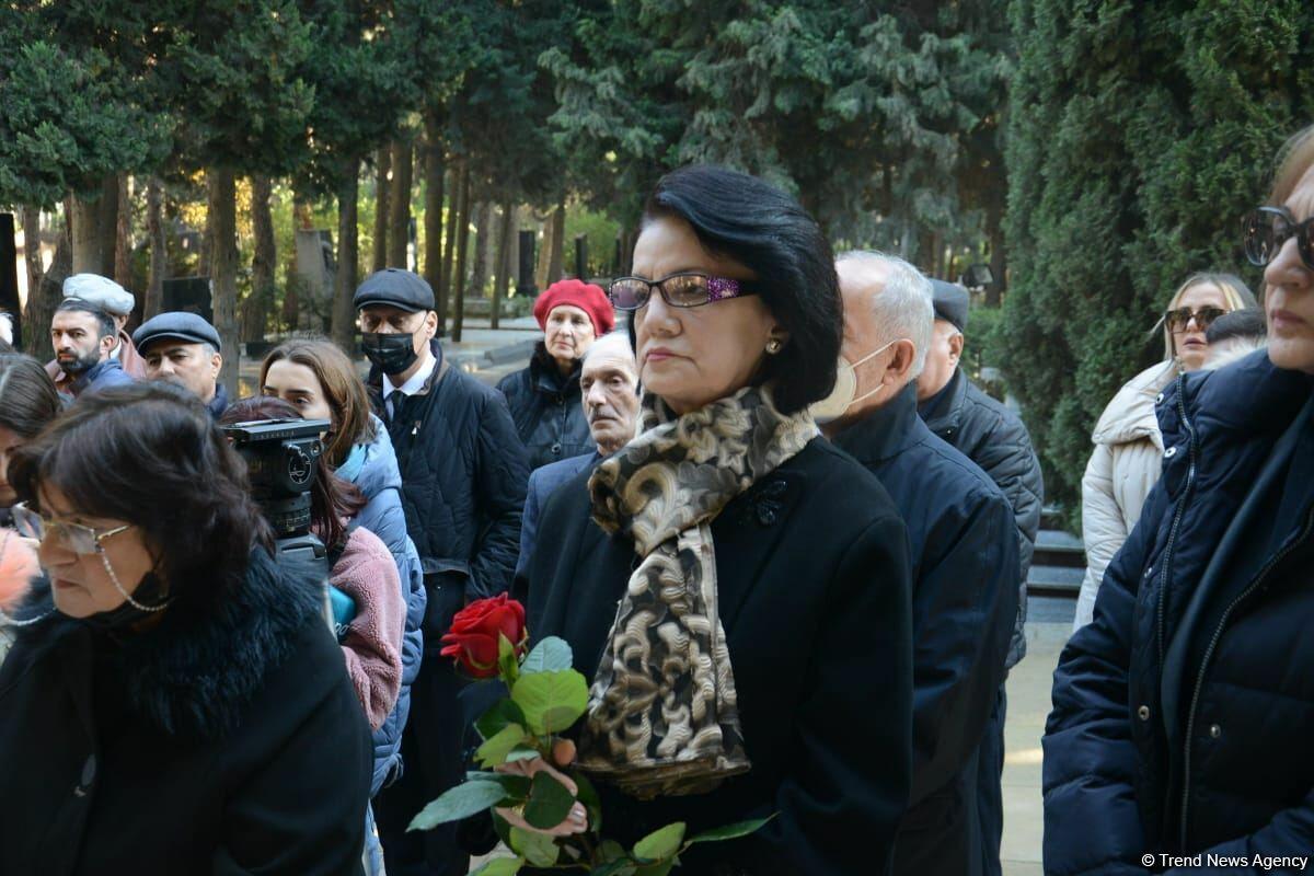 В Баку на Аллее почетного захоронения прошла церемония памяти Фикрета Амирова
