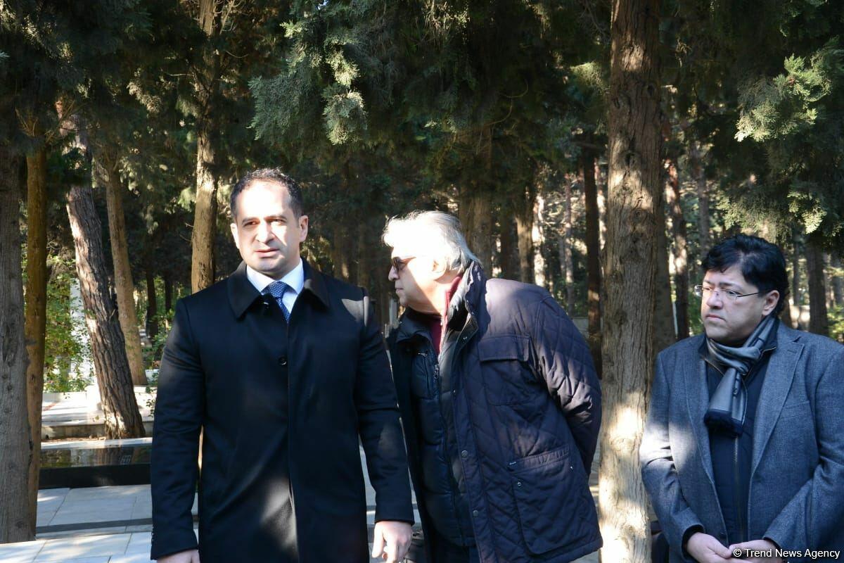 В Баку на Аллее почетного захоронения прошла церемония памяти Фикрета Амирова