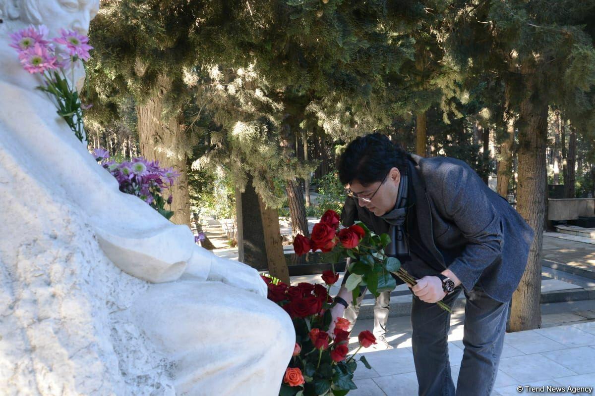В Баку на Аллее почетного захоронения прошла церемония памяти Фикрета Амирова